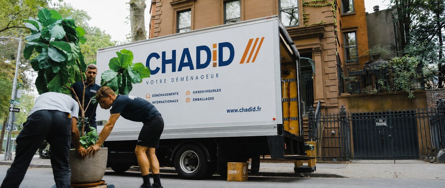 Operai Chadid che caricano mobili su furgone per trasloco residenziale a Cascina Pisa